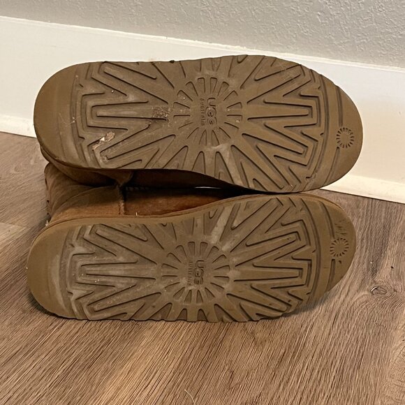 UGG Girls' Bailey Button Triplet Boots - Youth 5 US - EUC - Picture 3 of 6